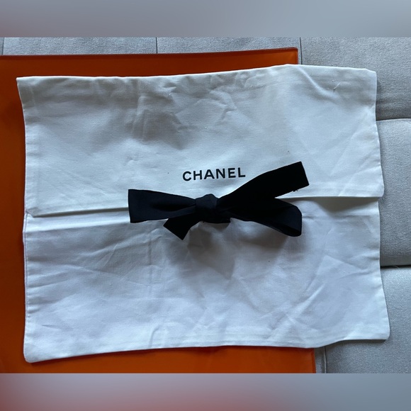 CHANEL White Bag with Black Ties - Picture 1 of 4